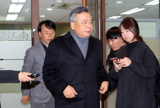 '박근혜 정부의 최순실 국정농단' 의혹을 수사할 박영수 특별검사가 11일 오후 서울 서초구 법무법인 강남 사무실에서 특검팀 회의를 마친 뒤 나오고 있다.